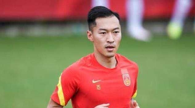 来自瑞士的博特利身高到达了184cm，是一位中锋球员。